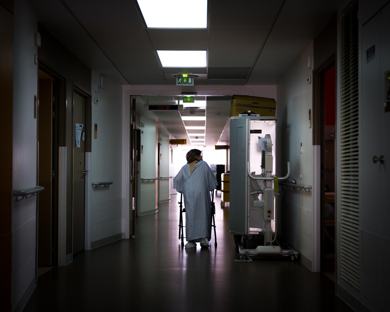 Une patiente déambule dans les couloirs du service de rhumatologie de l’hôpital de la Source, à Orléans, le 16 juin 2022.