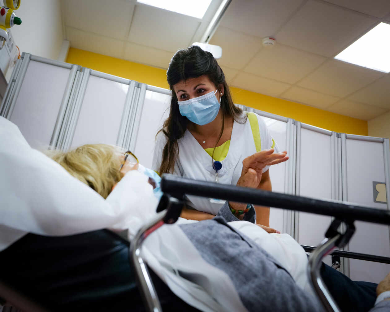 Une aide-soignante discute avec une patiente admise aux urgences de l’hôpital de la Source, à Orléans, le 15 juin 2022.
