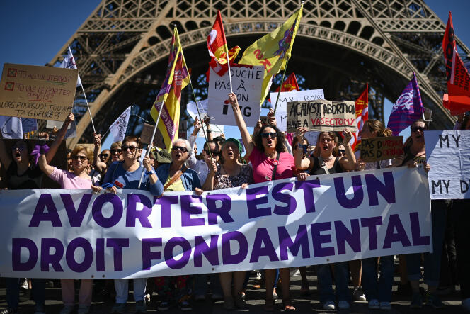 Des manifestantes défendent le droit à l’avortement, à Paris, le 2 juillet 2022.
