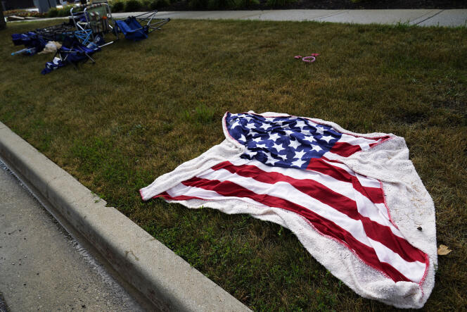Un drapeau américain et des effets personnels laissés sur le trottoir par les spectateurs qui fuyaient les coups de feu tirés sur la foule lors d’un défilé du 4-Juillet, à Highland Park, près de Chicago, aux Etats-Unis, le 4 juillet 2022. 
