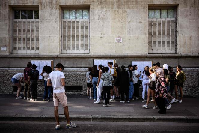 Des étudiants découvrent le résultat des épreuves du baccalauréat, au lycée Edouard-Herriot, à Lyon, le 5 juillet 2022.