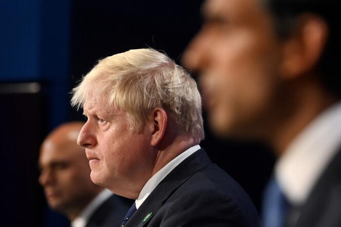 Boris Johnson au centre, entouré de Sajid Javid à sa gauche et de Rishi Sunak, à sa droite, à Londres, le 7 septembre 2021.