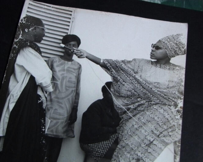 Annette Mbaye d’Erneville en reportage dans les années 1960 à Dakar. Photo tirée du documentaire d’Ousmane William Mbaye, « Mère-Bi, la Mère », réalisé en 2008.