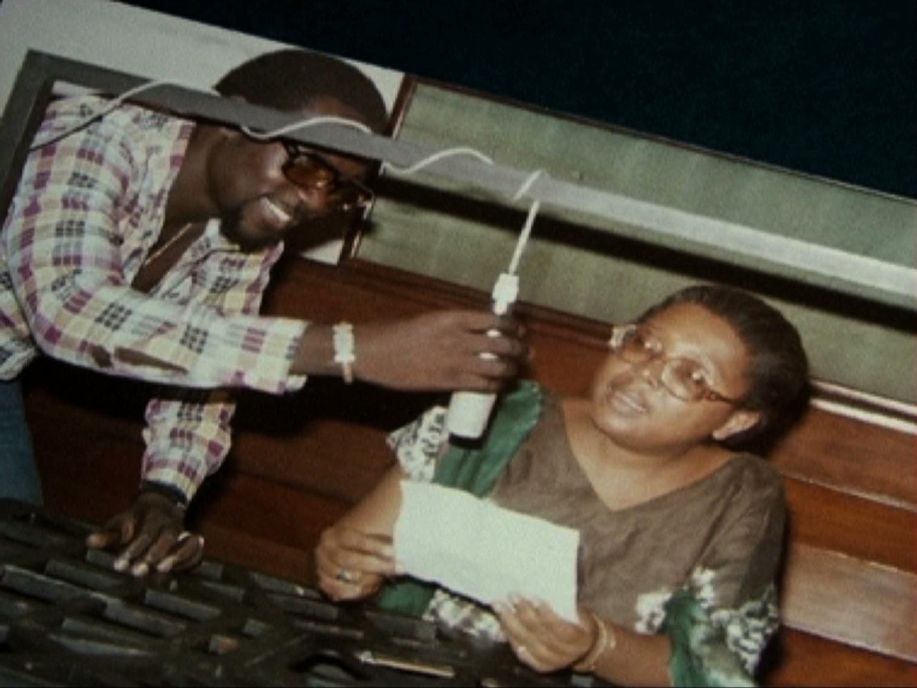 Annette Mbaye d’Erneville dans un studio de radio, dans les années 1980.