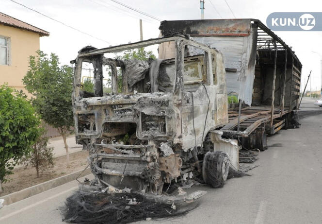 Les restes d’un camion, après les émeutes de Noukous, capitale de la république autonome du Karakalpakstan, en Ouzbékistan, le 3 juillet 2022. 
