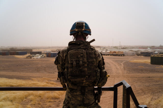 Un militaire britannique veille sur le camp de Ménaka qui abrite l’opération française Barkhane, l’opération européenne Takuba, la MINUSMA et l’armée malienne à Ménaka, au Mali, le 22 octobre 2021