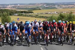 Le peloton, lors de la 4e étape du Tour de France entre Dunkerque et Calais, mardi 5 juillet.