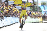 Le Belge de la Jumbo-Visma, Wout van Aert célèbre sa victoire à Calais, le 5 juillet 2022 lors de la 4e étape du Tour de France
