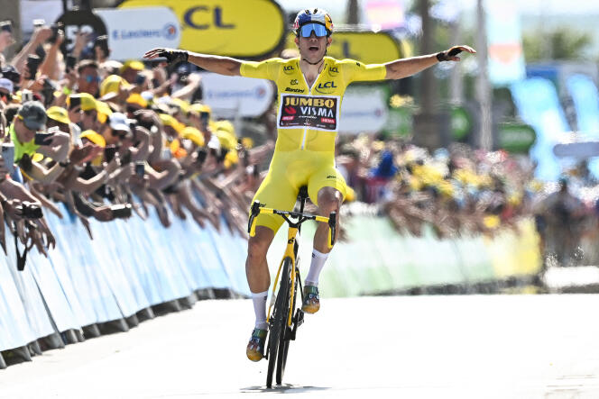 Le Belge de la Jumbo-Visma Wout van Aert célèbre sa victoire à Calais (Nord), le 5 juillet, lors de la 4e étape du Tour de France.