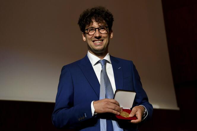 Hugo Duminil-Copin pose avec sa médaille Fields lors du congrès international de Mathématiques à Helsinki, en Finlande, le 5 juillet 2022.