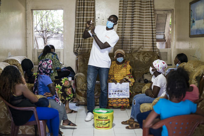 Sensibilisation auprès de travailleuses du sexe à Dakar et démonstration de l’utilisation d’un autotest oral VIH par l’équipe du projet Atlas, de Solthis, en 2021.
