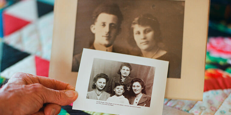 BerNard Kryger chez lui à Paris le 18 Mars 2022, les photos sont celles 1) de sa mère, ses deux soeurs (dont l'une est photographiée dans la mauqtte ) et lui 2) ses parents