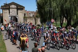 Le peloton du Tour de France passe par Bergues lors de la 4e étape, le 5 juillet.