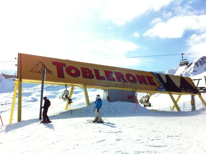Publicité pour Toblerone dans la station de ski de Carmenna, en Suisse, en 2022.