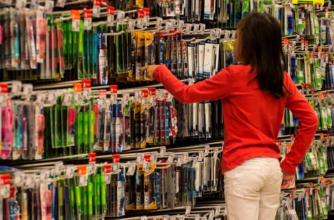 En la sección de material escolar, en un supermercado de Englos (Norte), en agosto de 2016.