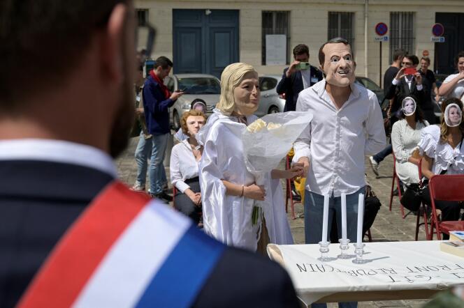 Le 6 juillet 2022, des militants insoumis ont organisé un petit happening avec une cérémonie de mariage fictive entre Emmanuel Macron et Marine Le Pen, pour dénoncer « l’enterrement du front républicain ».