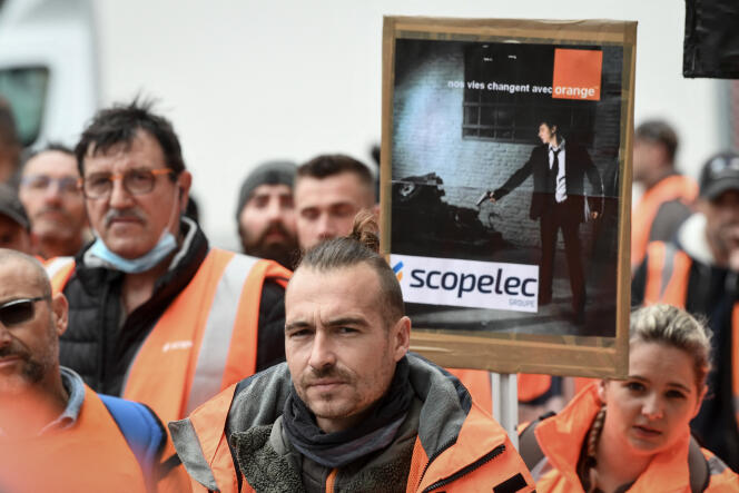Les employés de Scopelec ont manifesté à Paris, le 7 avril 2022, à la veille d’une décision attendue du tribunal de commerce de Paris concernant un litige entre l’entreprise et le géant français des télécommunications Orange. 