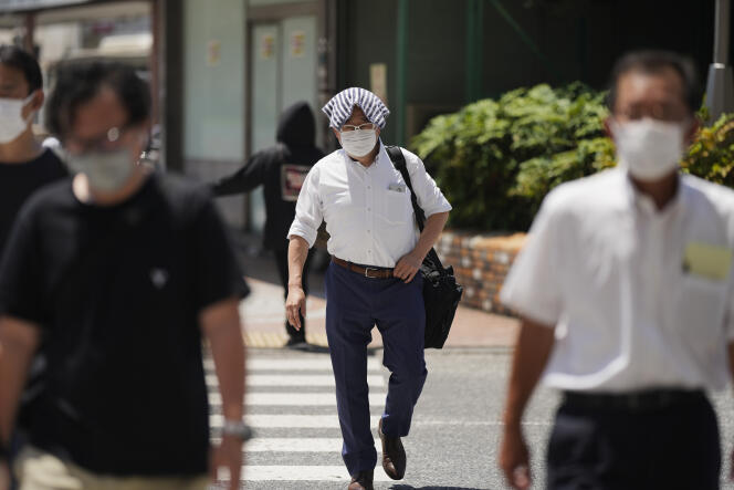 Despite the heat, most Japanese wear masks on the streets, as happened on June 27, 2022 in Tokyo.