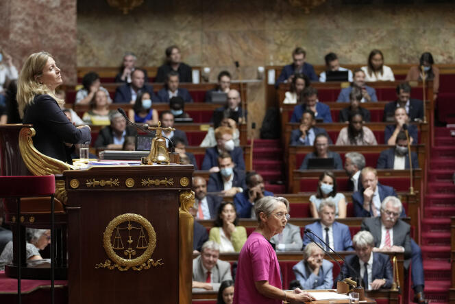 Elisabeth Borne lors de son discours de politique générale devant l’Assemblée nationale, le 6 juillet 2022, à Paris.  Lorsque la première ministre appelle les oppositions à « bâtir ensemble » des « compromis », faute de majorité absolue pour le camp présidentiel, quelques rires fusent.