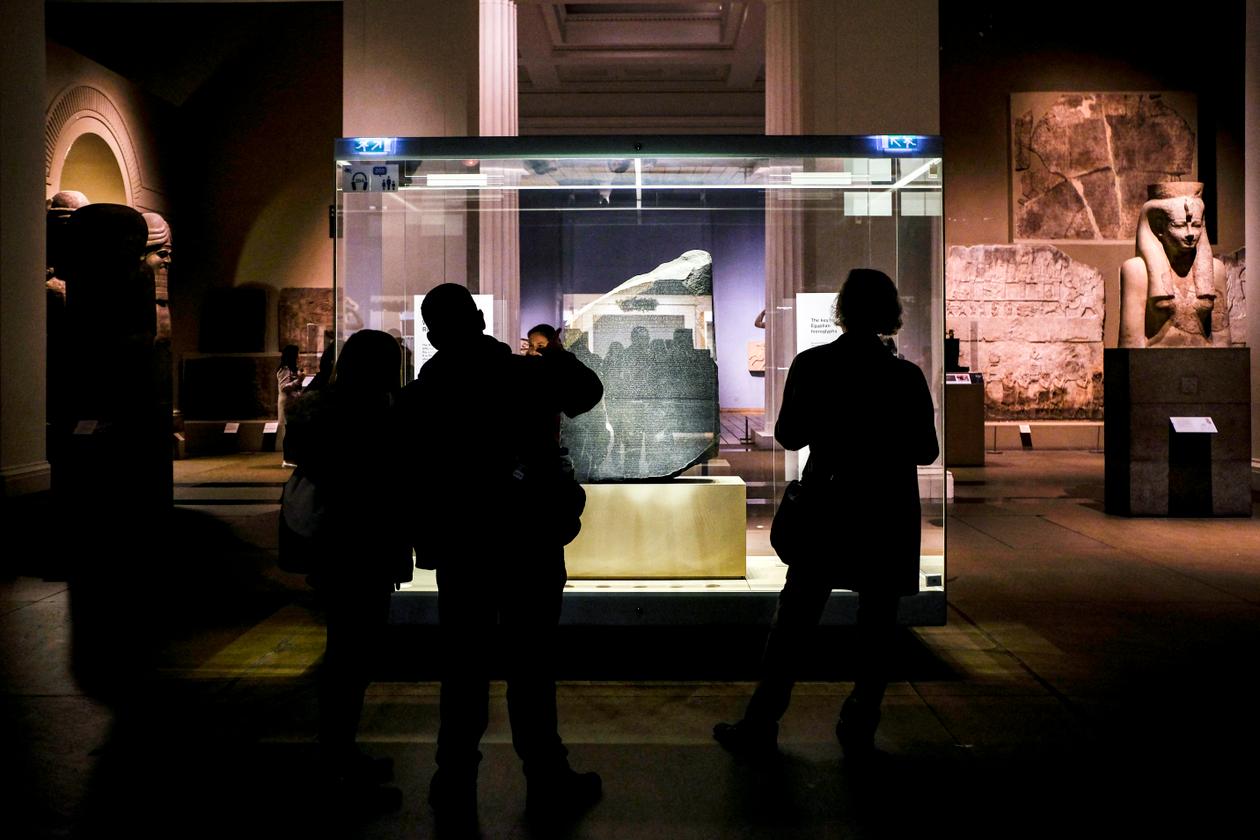 La pierre de Rosette, exposée au British Museum, à Londres, en novembre 2018.