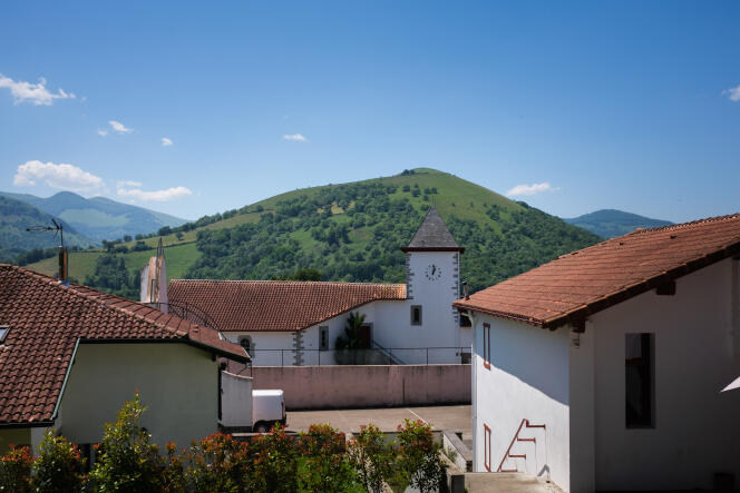 Vue de l'église du village de Bunus, dans les Pyrénées-Atlantiques, le 1er juin 2022.