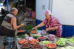 Une femme vend des fruits et légumes sur le marché central de Sloviansk, dans l’est de l’Ukraine, touché par un missile le 6 juillet 2022.