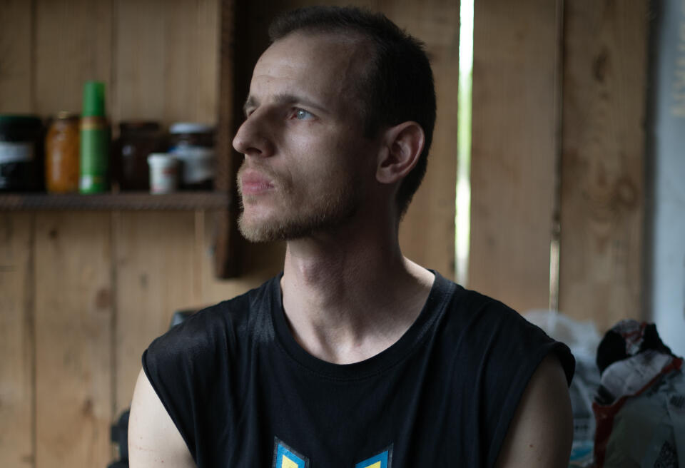 Anatoly, originaire d'Osokorivka, était marin et scénariste de Ukrman, une bande-dessinée, avant le début de la guerre. Il est désormais engagé dans la défense du village et de la région et aide notemment Andry lors d'évacuations ou de distributions d'aide alimentaire dans la zone grise voisine. Novovorontsovka, Ukraine, le 21 mai 2022.