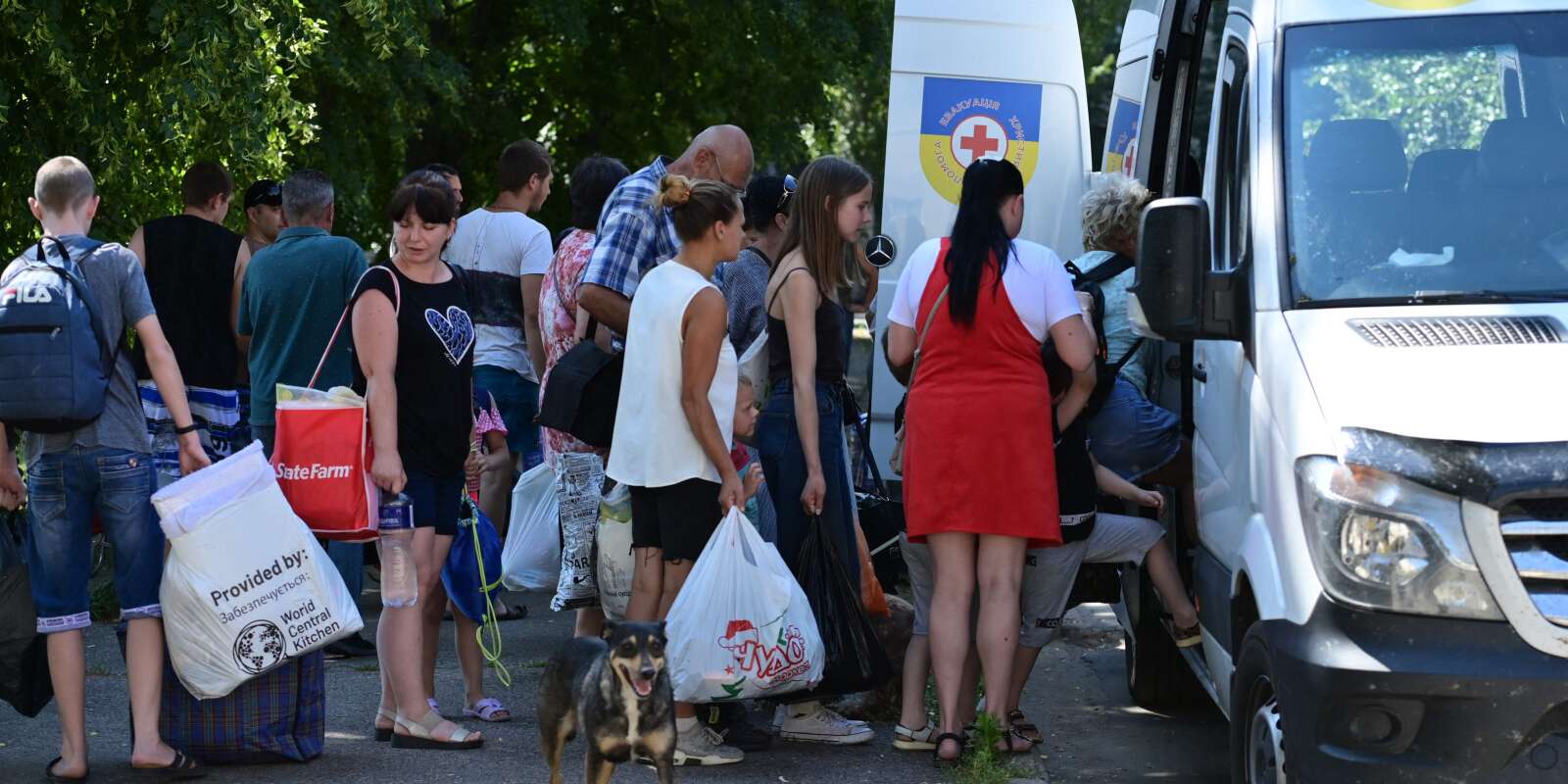 Des habitants de Sloviansk et des villes voisines sont évacués par bus vers la ville de Dnipro, le 6 juillet 2022.