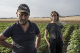Oleksander Redkin, 52 ans, et sa fille Oleksandra, 16 ans, dans leur champs de tournesols, dans la région de Mykolaïv, en Ukraine, le 27 juin 2022. 