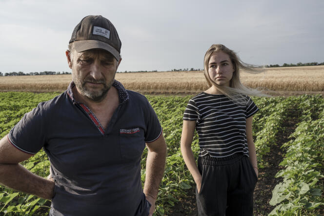 Oleksandr Redkin, 52 ans, et sa fille Oleksandra, 16 ans, dans leur champs de tournesols, dans la région de Mykolaïv, en Ukraine, le 27 juin 2022. 