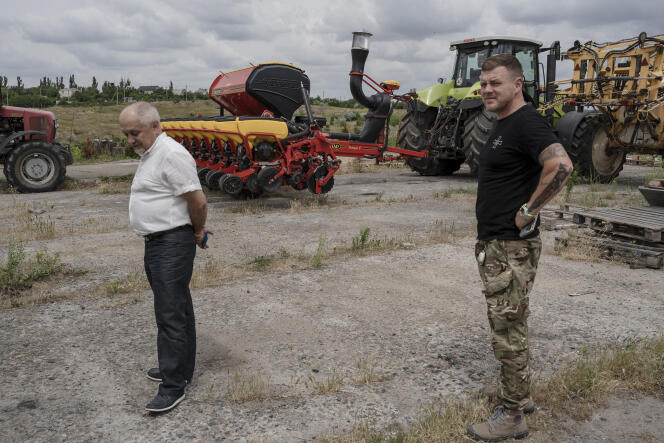 Iouri Dragoï et Andreï montrent les machines qu’ils ont pu sauver de Chevtchenkove et qu’ils entreposent dans un petit village entre Mykolaïv et Odessa, en Ukraine, le 24 juin 2022. 