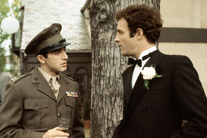 Al Pacino, dans le rôle de Michael Corleone, et James Caan, dans celui de Sonny Corleone, dans une scène du « Parrain », de Francis Ford Coppola, en 1972.