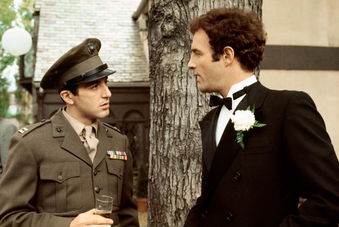 Al Pacino como Michael Corleone y James Caan como Sonny Corleone en una escena de El padrino de Francis Ford Coppola en 1972.