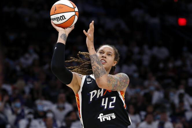 Brittney Griner de Phoenix Mercury dispara durante la primera mitad del partido de la final de baloncesto de la WNBA contra Chicago Sky el 10 de octubre de 2021 en Phoenix.
