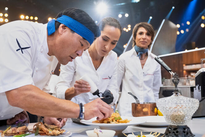 De gauche à droite : les chefs Ming Tsai, Gabriela Camara et Dominique Crenn dans l'épisode 108 de l'émission culinaire « Iron Chef, des défis légendaires ».