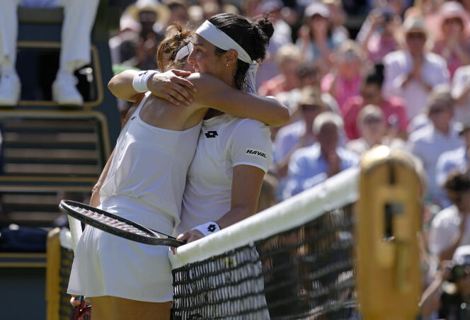 El tunecino Ons Jabeur y la alemana Tatjana Maria, al término de la semifinal ganada por los primeros en Wimbledon, el jueves 7 de julio.