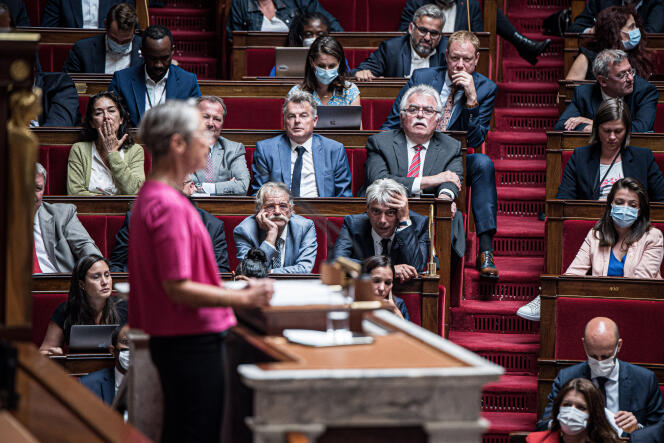 La première ministre, Elisabeth Borne, tient son discours de politique générale à l’Assemblée nationale, sous les regards des députés de la Nupes, Fabien Roussel, André Chassaigne, Hubert Wulfranc et Sébastien Jumel, à Paris, le 6 juillet 2022.