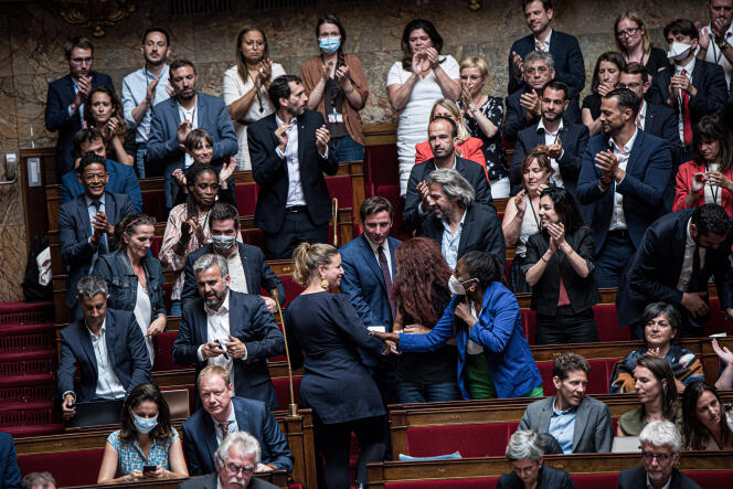 La présidente du groupe LFI, Mathilde Panot, est applaudie par les députés de son camp, à l’issue de sa prise de parole, à l’Assemblée nationale, à Paris, le 6 juillet 2022.