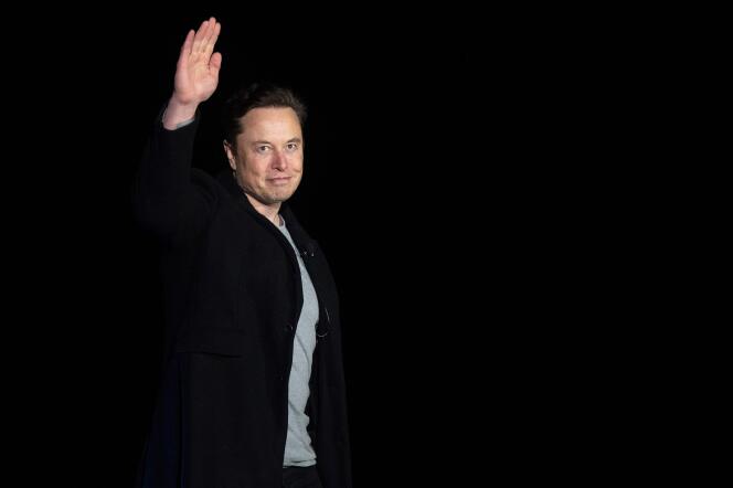 Elon Musk saluda a los reporteros que vinieron a escucharlo en una conferencia de prensa en 