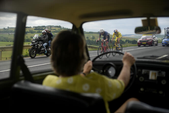 Le maillot jaune Wout Van Aert et l’Américain Quinn Simmons, échappés lors de cette 6e étape du Tour de France, entre Binche (Belgique ) et Longwy (Meurthe-et-Moselle), le 7 juillet. 