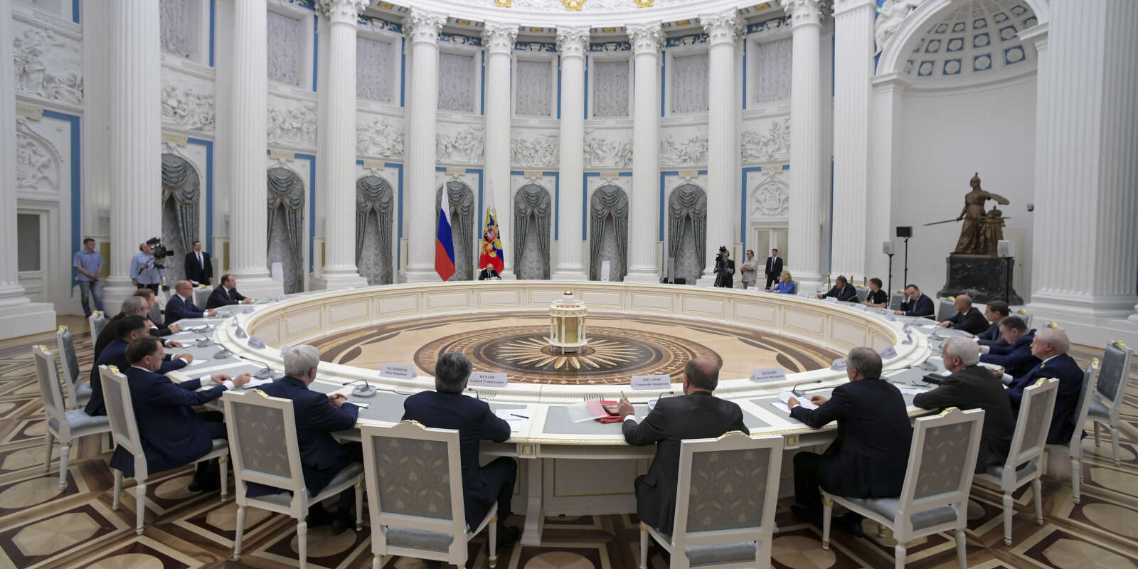Le président ruse Vladimir Poutine lors d’une réunion avec les chefs de la Douma, au Kremlin, à Moscou, le 7 juillet 2022. 