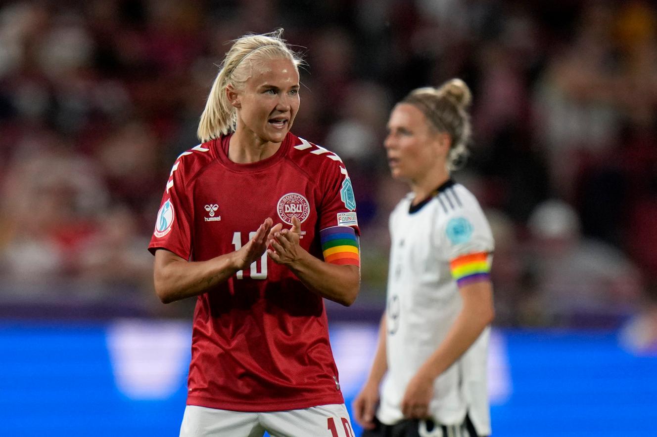 Pernil Harder cheers on his teammates during the Danish selection's defeat against Germany (4-0) on Friday, July 8, 2022.