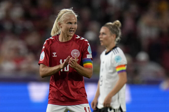 Pernille Harder oppmuntrer lagvenninnene fra det danske utvalget under nederlaget mot Tyskland (4-0), fredag ​​8. juli 2022.