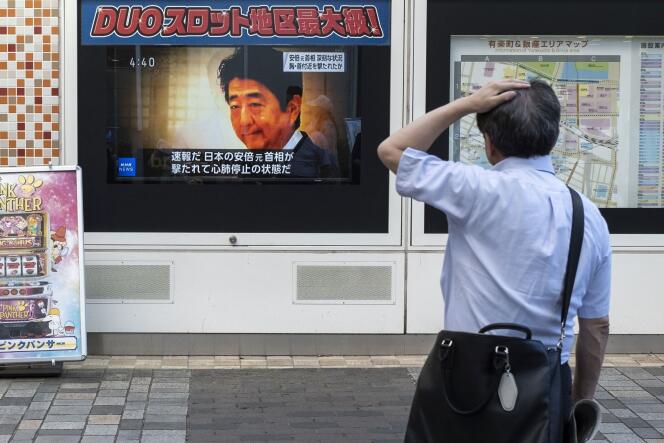 Un écran montre le visage de Shinzo Abe, l’ex-ministre japonais abattu lors d’un événement de campagne dans la ville de Nara le 8 juillet. A Tokyo (Japon), le vendredi 8 juillet 2022.