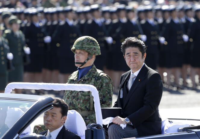 Shinzo Abe, alors premier ministre du Japon, passe en revue des membres des Forces d’autodéfense du Japon à la base d’Asaka, dans le nord de Tokyo, le 27 octobre 2013.