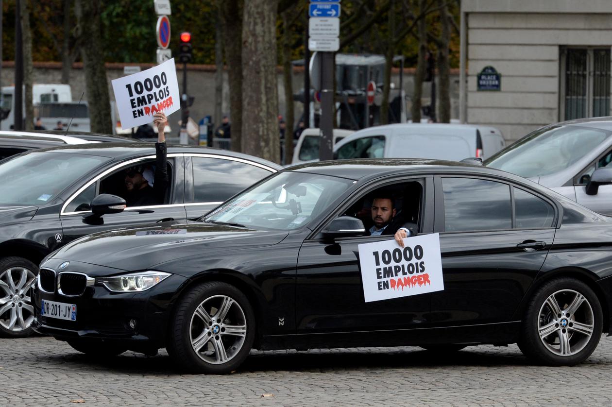 A Paris, le 2 novembre 2016, des chauffeurs de VTC protestent contre la loi Grandguillaume, qui vise à réguler la profession et l’usage abusif du statut LOTI.