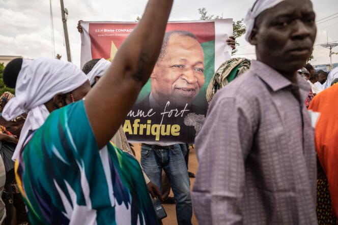 La foule attendant l’arrivée de Blaise Compaoré, ancien président du Burkina Faso, huit ans après son exil forcé en Côte d’Ivoire en 2014, devant l’aéroport de Ouagadougou, le 7 juillet 2022.