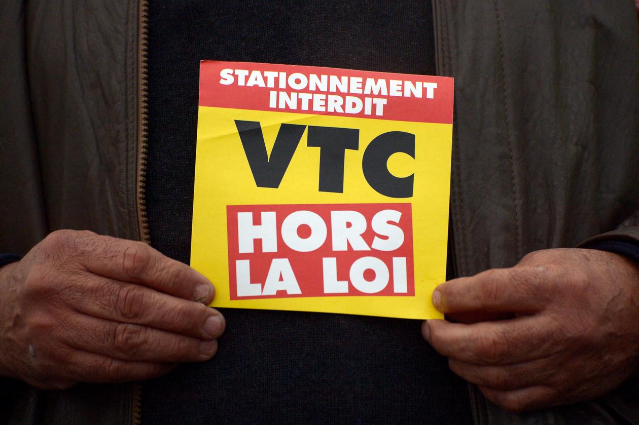 Un chauffeur de taxi parisien, lors d’une manifestation contre la « concurrence déloyale » de la plate-forme américaine Uber, le 15 décembre 2014.