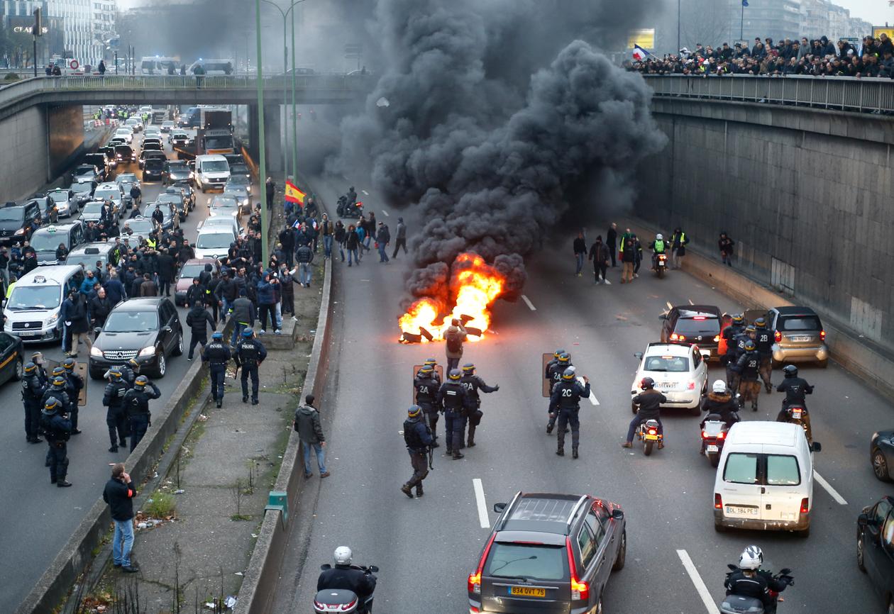 Une manifestation de chauffeurs de taxis contre les VTC sur le périphérique parisien, le 26 janvier 2016.
