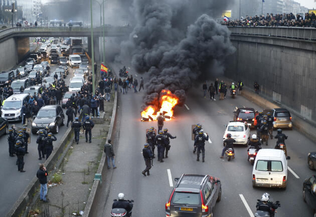 Une manifestation de chauffeurs de taxis contre les VTC sur le périphérique parisien, le 26 janvier 2016.
